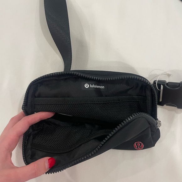 NEVER USED Lulu lemon belt bag - Picture 4 of 4